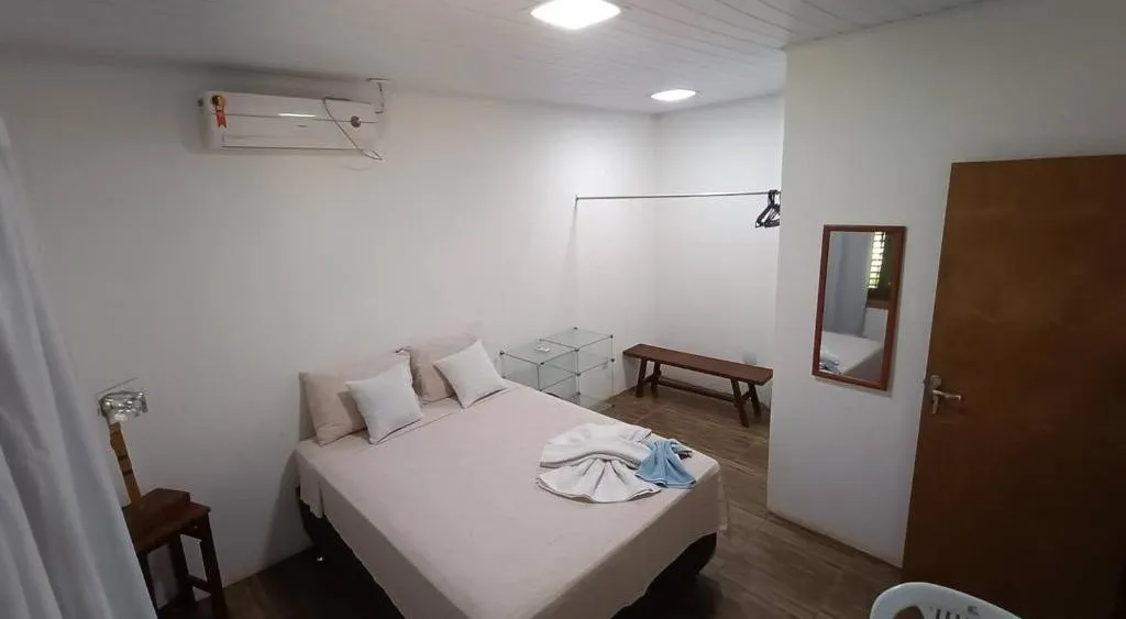 Quarto com cama de casal