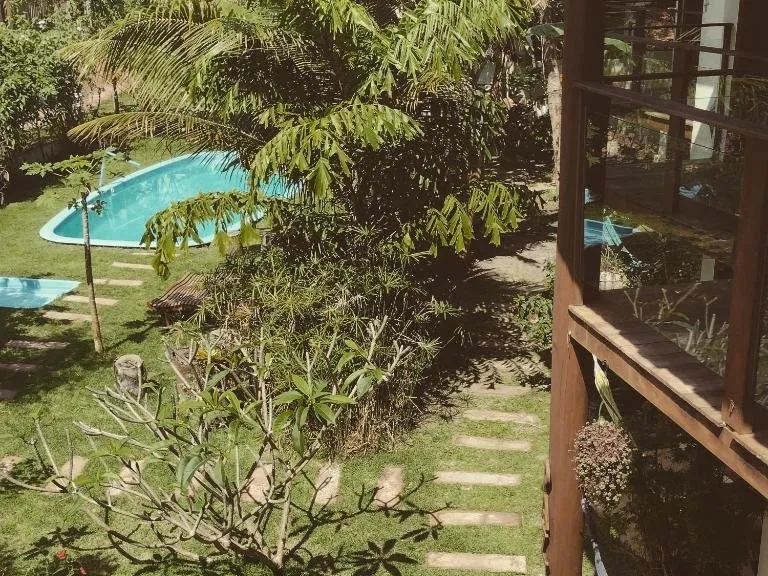 Caminho pelo jardim junto à piscina