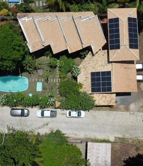Vista aérea da residência com painéis solares