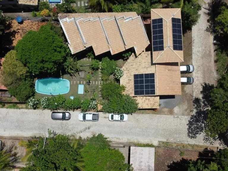 Vista aérea da residência com painéis solares