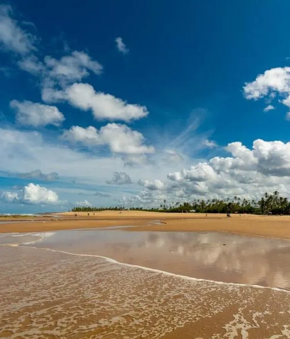Encontro do rio com a praia de Imbassaí