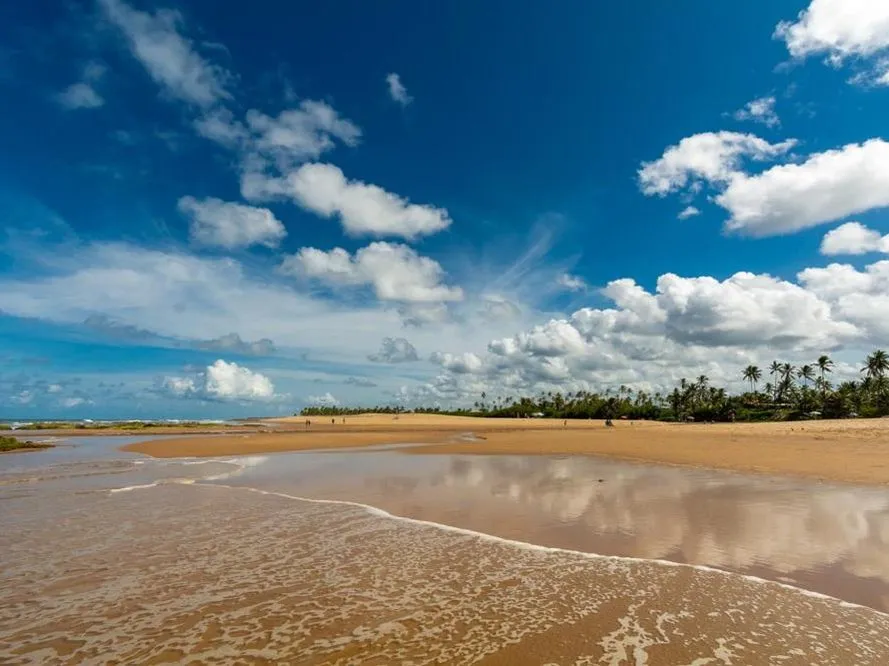 Encontro do rio com a praia de Imbassaí