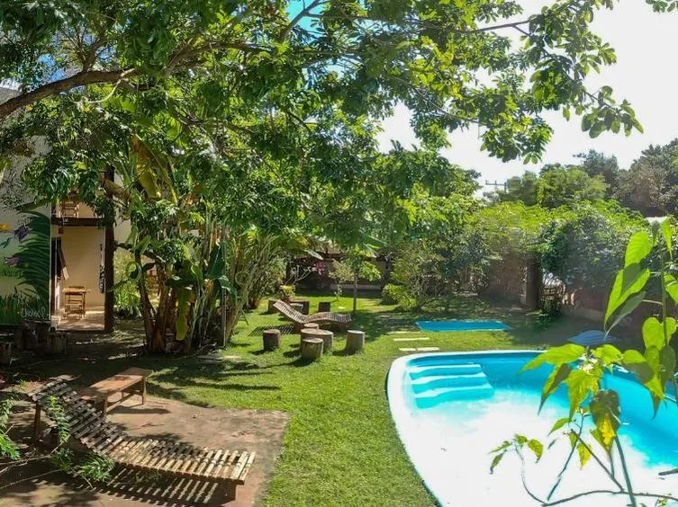 Piscina e jardim da residência