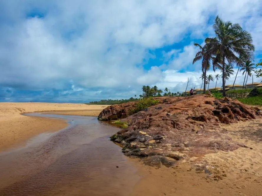 Rio junto à praia