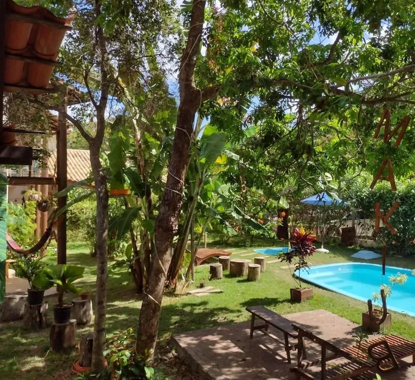 Piscina em meio ao jardim tropical