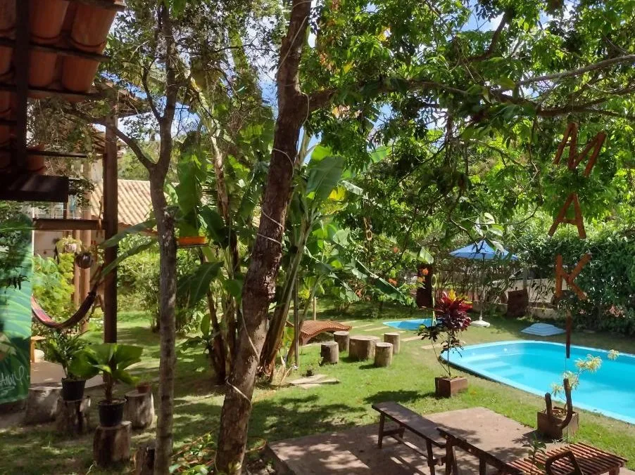 Piscina em meio ao jardim tropical