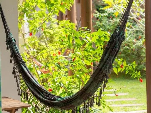 Rede na varanda com vista para o jardim