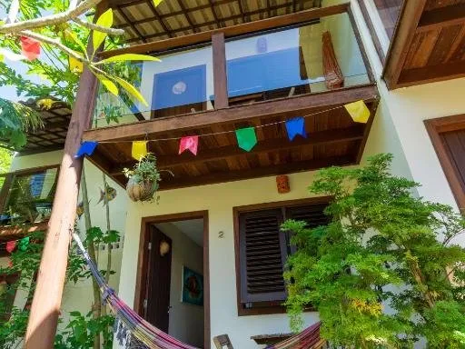 Fachada com varandas e vegetação