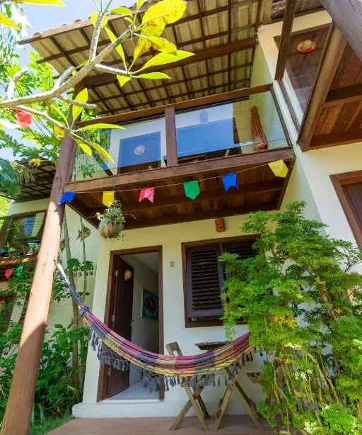 Fachada com varandas e vegetação