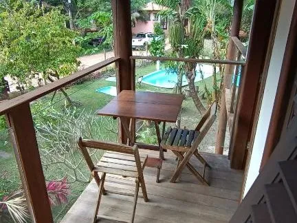 Varanda com mesa e cadeiras