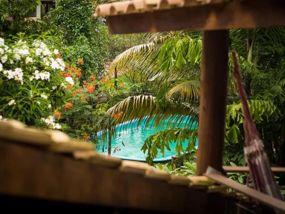 Vista da piscina através da varanda