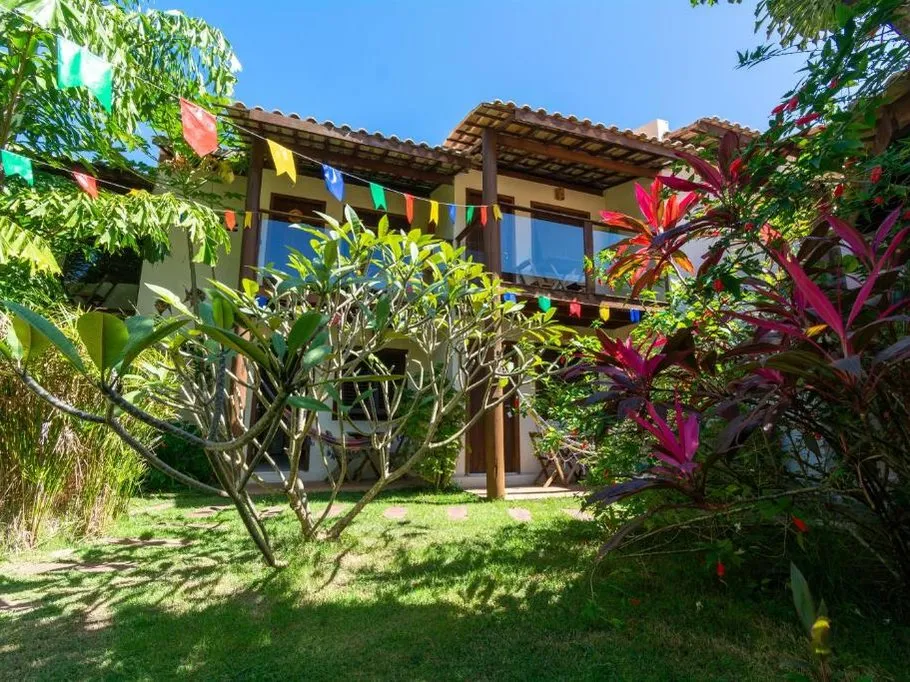 Fachada da residência com jardim