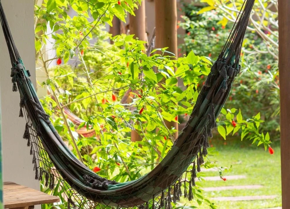 Rede na varanda com vista para o jardim