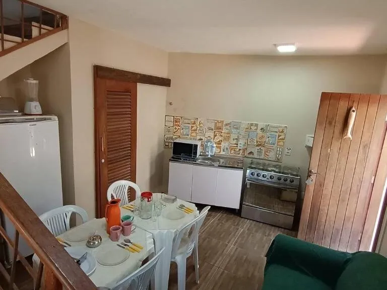 Cozinha e mesa de refeições do apartamento