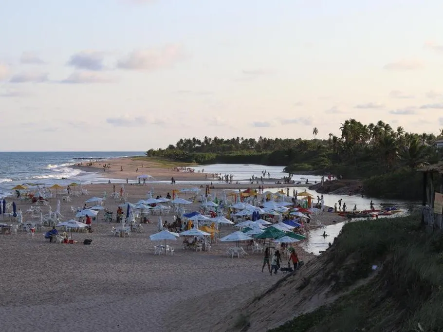 Rio e barracas na praia