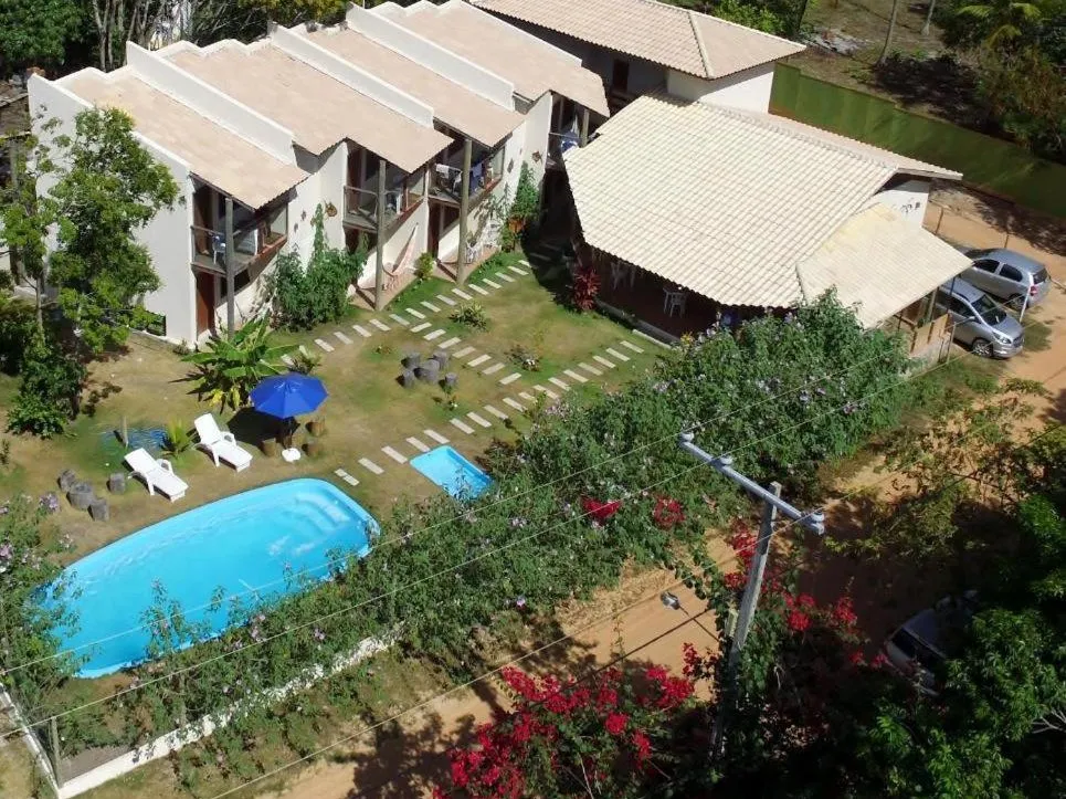 Vista aérea da residência e da piscina