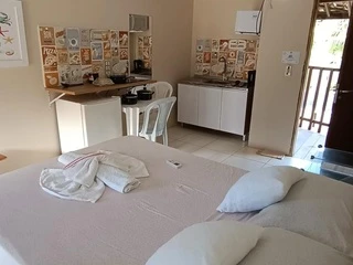 Vista do estúdio com cama e cozinha