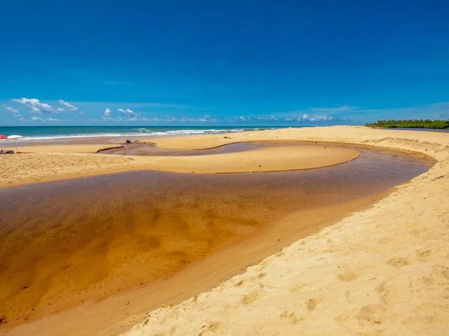 Faixa de areia e mar de Imbassaí